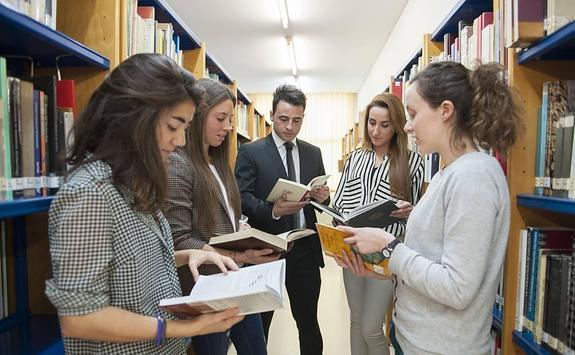 De izquierda a derecha Sara Rodríguez, Tamara Cobo, Francisco Garrido, Cira Domínguez y Selene Cobo. 