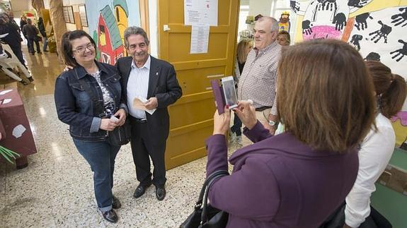 El presidente de Cantabria, con una simpatizante en el colegio electoral. 