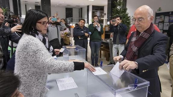 Carlos Pracht deposita su voto en la urna.
