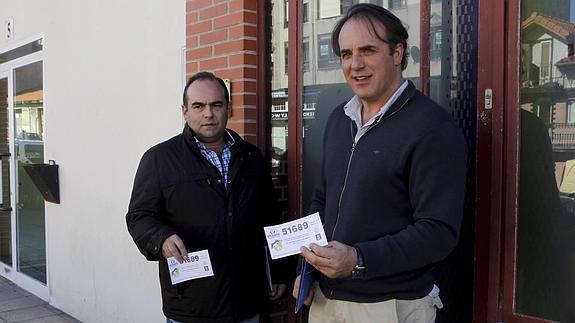 Los concejales entregan al Ayuntamiento los décimos de Lotería que reciben como obsequio