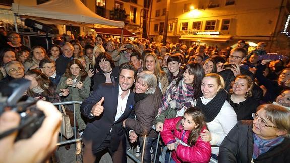 Bustamante, rodeado de fans, en la plaza de San Vicente.