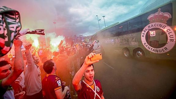 El recibimiento al Racing antes del partido contra el Racing de Ferrol fue un preludio de lo que espera la afición para 2016.