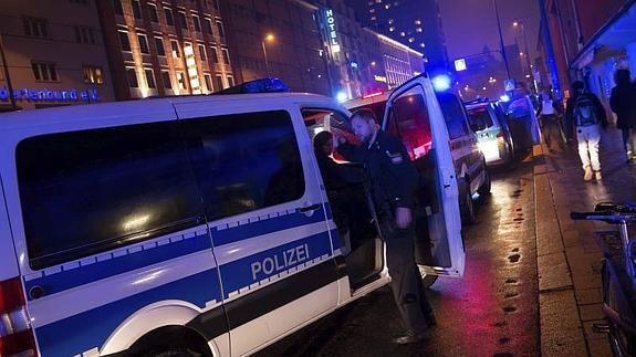 Varios policías vigilan en los alrededores de la principal estación de tren de Múnich esta pasada noche.