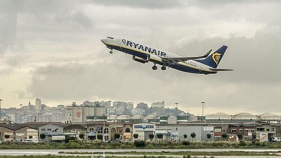 Un avión despegando desde el 'Seve Ballesteros'.