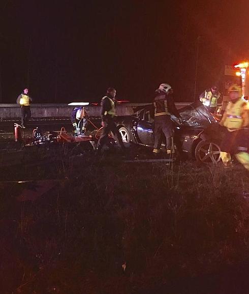 Los dos ocupantes de un deportivo, heridos de gravedad en un accidente en Castro