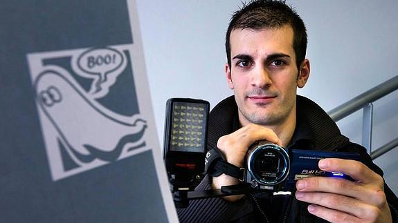 Jonathan Valle posa con una de las cámaras que utiliza para cazar fantasmas. 