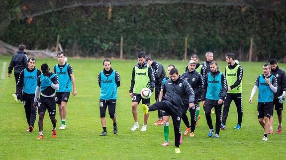 Lluvia y barro en el entrenamiento de ayer en La Albericia, con el grupo casi al completo.