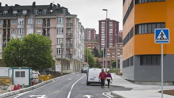 Vista del barrio de La Albericia, con las nuevas viviendas sociales en primer término.