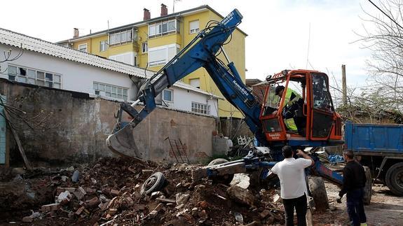 Derribo de una de las casas junto a los talleres municipales.