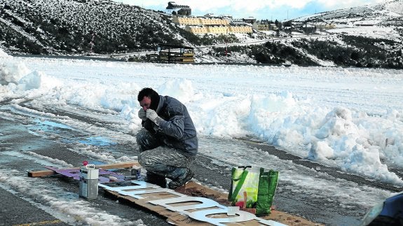 Un operario trabaja en la estación de esquí de Alto Campoo, donde ya lleva unos días nevando. 