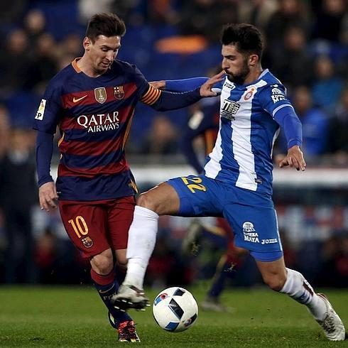 Álvaro intenta quitar el balón a Messi, en el encuentro de Copa disputado este miércoles.