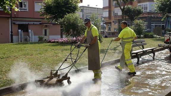 Trabajadores del servicio de limpieza de Torrelavega