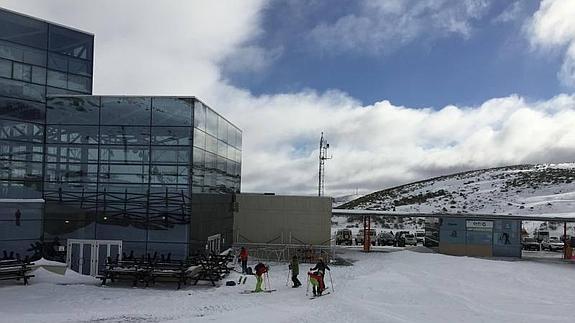 La alerta no ha dejado suficiente nieve para esquiar