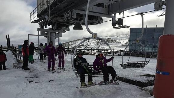 Trescientos esquiadores han pasado este sábado por Alto Campoo. 