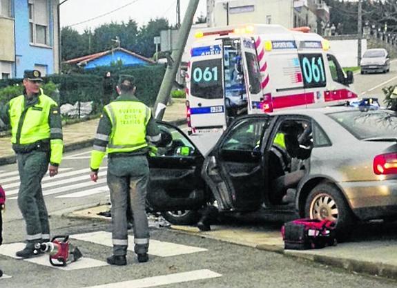 El accidente tuvo lugar frente al centro de salud de Cudón a las cinco y cuarto de la tarde de ayer. 