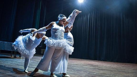 Sin complejos: la 'versión voluminosa' del Lago de los Cisnes en Cuba