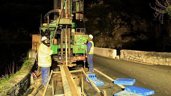 Sondeos realizados anoche sobre el puente de Lebeña, paso previo a las obras de mejora del Desfiladero de la Hermida.