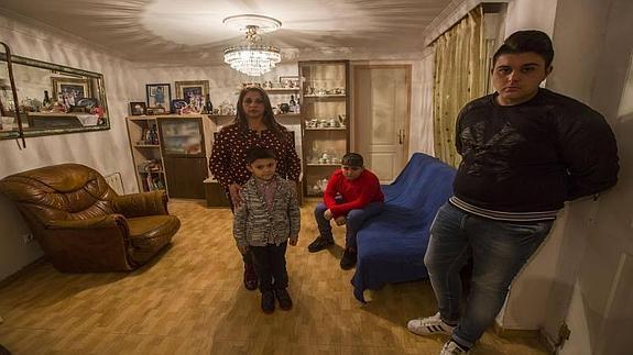 Remedios Jiménez, con sus tres hijos de 17, 12 y 6 años, en la casa de Sancibrián.