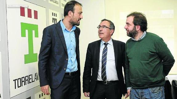 Javier López Estrada, José Manuel Cruz Viadero y José Otto Oyarbide, este viernes en la sala de prensa del Ayuntamiento.