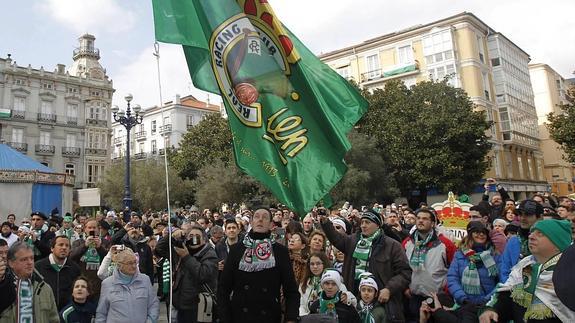La Plaza Pombo, repleta de aficionados, durante las celebraciones del centenario del Racing.