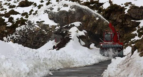 Una fresadora escupía ayer fuera de la calzada la nieve acumulada en la carretera de Lunada para dejar vía libre al tráfico. 