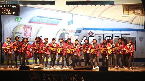 Los Canallas abrieron ayer el tradicional concurso de murgas del carnaval de Santoña. 