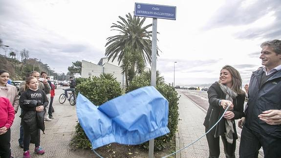 De la Serna y Carmen Ballesteros, la hija pequeña del golfista, han sido los encargados de descubir la placa conmemorativa.