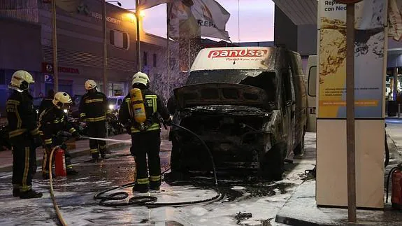Arde una furgoneta dentro de una gasolinera de la calle Castilla