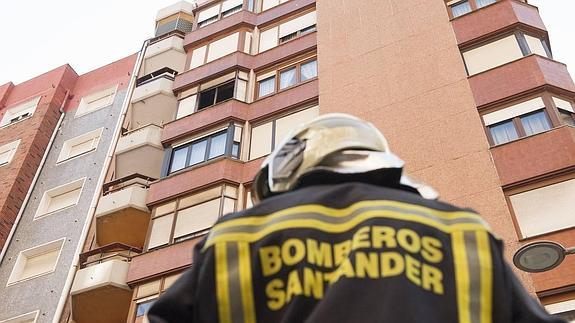 Santander invierte 56.000 euros en equipación para los bomberos