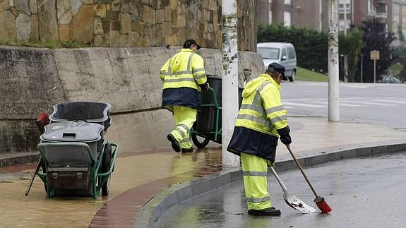 Trabajadores del servicio de limpieza viaria de Torrelavea