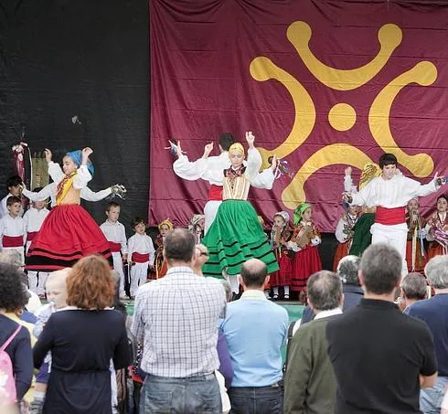 Un gran lábaro preside  las actuaciones folclóricas  en el Día Infantil de Cantabria.