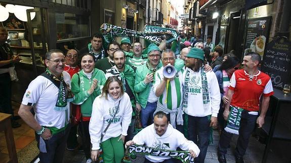 Aficionados verdiblancos en la calle Laurel de Logroño hace dos años.