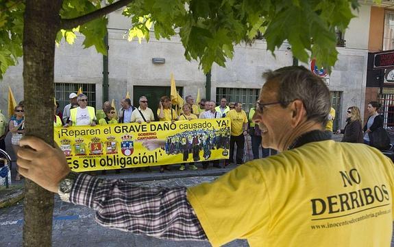 Imagen de archivo de una concentración de afectados por las sentencias de derribo.