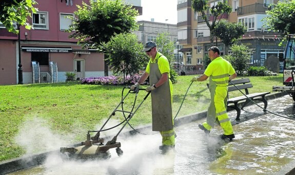 La exigua plantilla del servicio municipal de limpieza viaria está integrada por una treintena de trabajadores. 