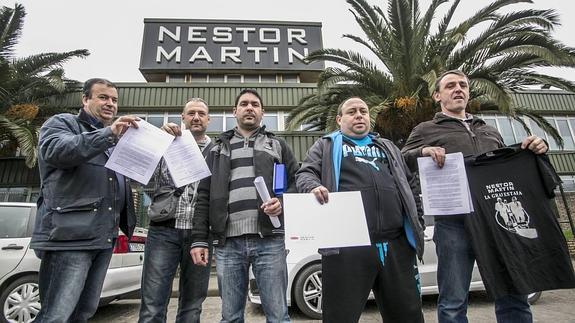 Trabajadores de Néstor Martín con sus cartas de despido