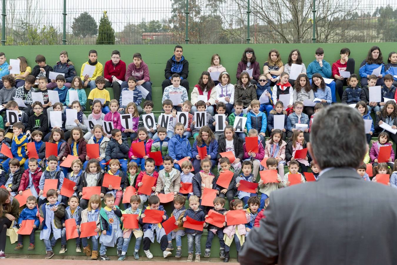 Imagen de escolares del colegio El Salvador, de Barreda, donde esta mañana han recibido a Revilla en el aniversario del Estatuto de Autonomía.