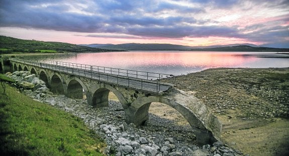 Vista del Pantano del Ebro, con el viejo puente de Orzales en primer término. :: andrés fernández