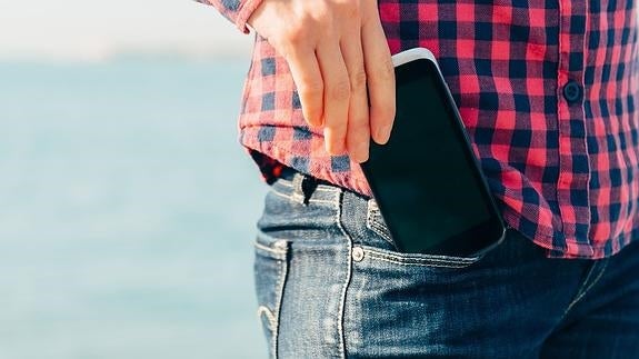 Se recomienda reducir la duración de las conversaciones y no llevar el móvil cerca de la ingle.