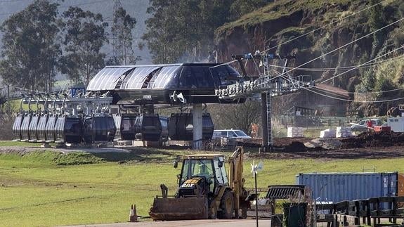 Las telecabinas ya cuelgan de la estación del recinto de los hipopótamos, una de las cuatro repartidas por el parque.