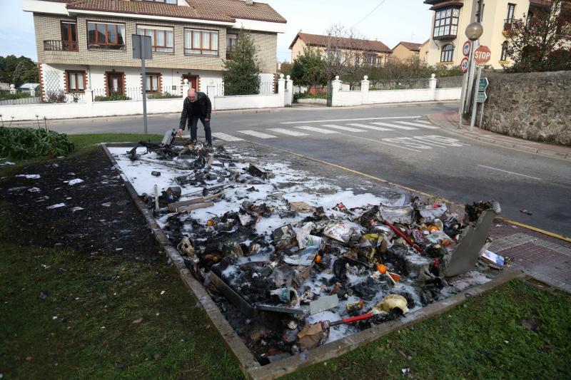 Restos de los contenedores calcinados este sábado en la calle Francisco Rivas.