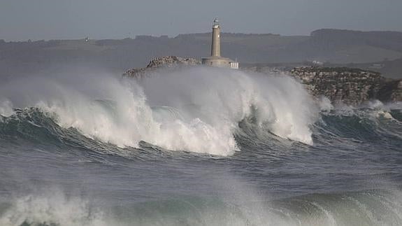 La fuerza de las olas rompen contra la isla de Mouro.