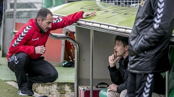 Pedro Munitis charla con Oriol.