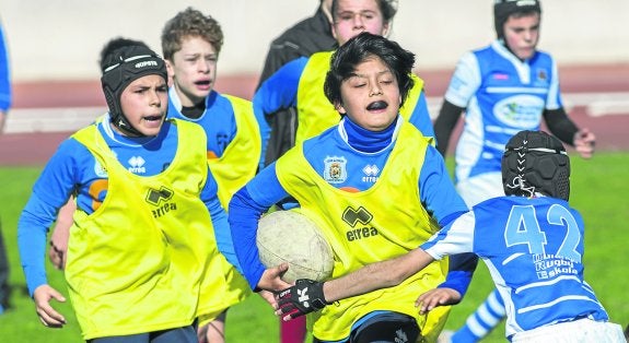 De izquierda a derecha, con el peto amarillo, los jugadores del CRS Álvaro, Alejo, Naroba y Gael (con el balón). :: Fotos: Dani Pedriza