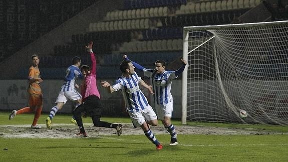 Los jugadores gimnásticos celebran uno de los goles anotados en El Malecón. 