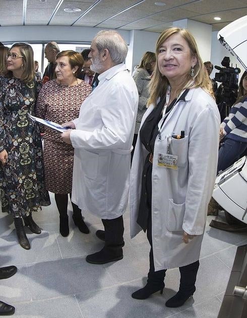 María Ángeles Villanueva (derecha), durante la presentación en enero del neuronavegador de última generación de Valdecilla.