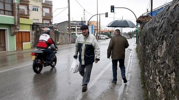 Los peatones se ven obligados a caminar por la calzada por la falta de espacio en la acera.