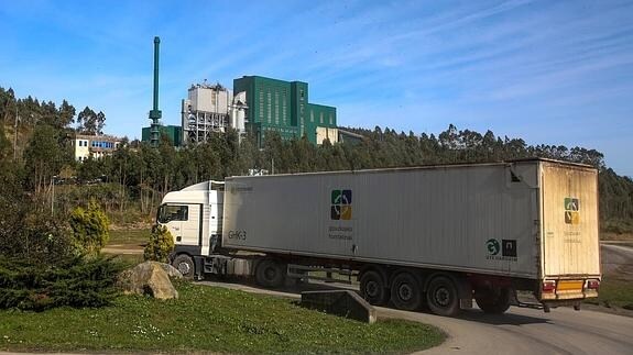 Uno de los camiones provenientes de Guipuzkoa llega al vertedero de Meruelo cargado de residuos orgánicos.
