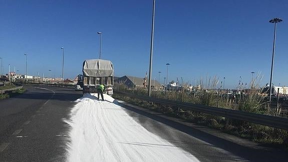 El camión ha dejado un reguero de sosa tras de sí