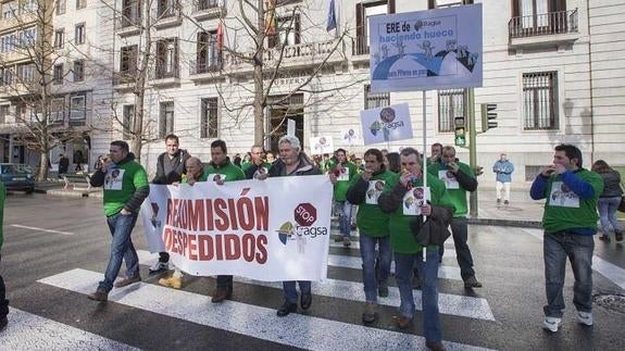 Trabajadores de Tragsa durante la concentración frente a la Delegación de Gobierno