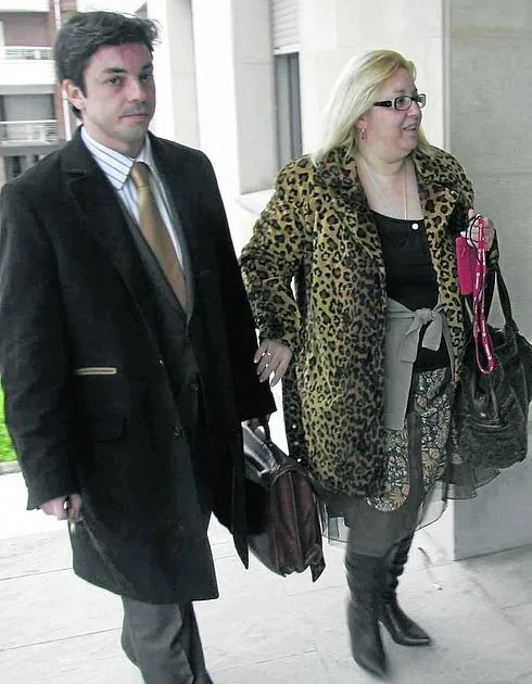 Elisa Dopico, junto a Diego Sarabia, su anterior abogado.